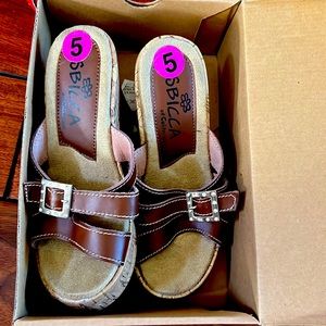 NEW Super comfortable never worn size 5 very chic shoes to pair w everything